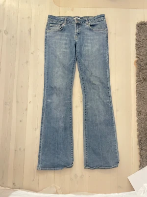 utsvängda jeans - Utsvängda jeans från märket xanaka 💕💕 Säljer då där för stora för mig🥰 Står ingen storlek men skulle gissa typ 38/M! Har ett pytte litet hål längst ner på benet (se bild 4) men inget man tänker på! Skriv om ni har frågor ☺️ Pris kan absolut diskuteras!!