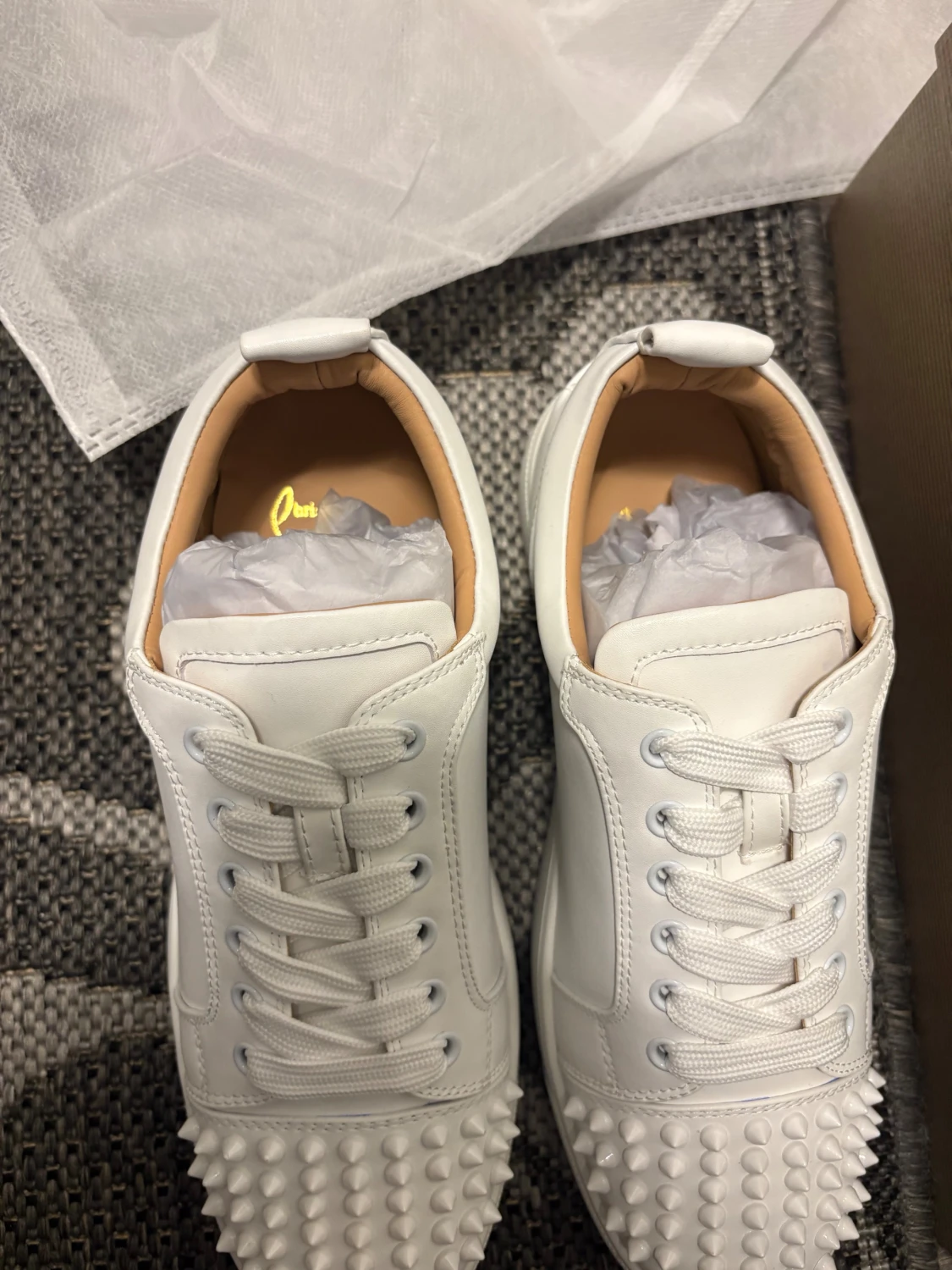 Vita Christian Louboutin sneakers med nitar - 3