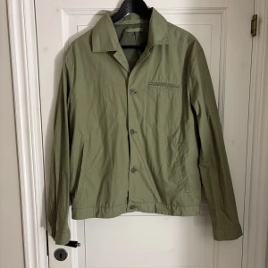 Tunn overshirt Mango Man - Olivgrön overshirt/jacka från Mango man, storlek S. Knappt använd. 