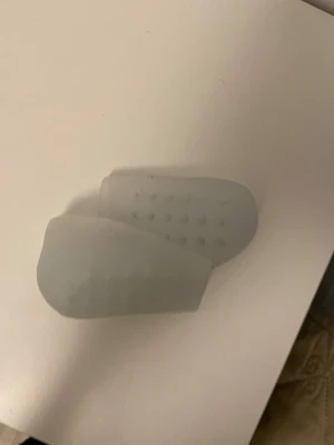 Genomskinliga silikonsulor till skor highboost  man blir 4cm längre  - Säljer ett par genomskinliga silikonsulor som passar perfekt för extra komfort i dina sneakers eller andra skor. Sulorna har små prickar för bättre grepp och dämpning. Perfekt för dig som vill ha mjukare steg och minska belastningen på fötterna. Man blir 4 cm längre med dessa vilket är bra 