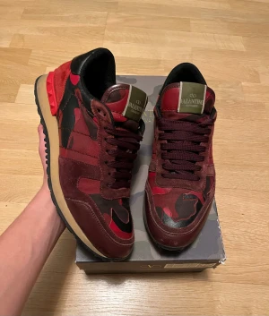 Valentino Rockrunner sneakers röd/svart - Rockrunners med allt og+ kvitto. Riktigt bra skick, passar mig som har 41,5. Perfekta inför vintern. Skriv vid frågor