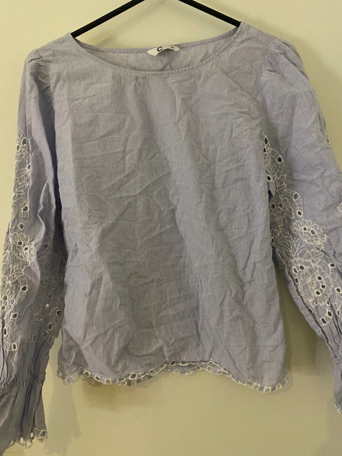 Blårandig blus med spetsdetaljer