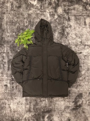 Stone Island jacka 🧥 - Svart färg ⚫, i helt nyskick ✨ Supersnabb leverans – framme inom 1–2 dagar 🚚💨