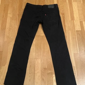 Svarta Levis 541 jeans (34/34) - Svarta Levis 541 jeans i toppen skick. Storlek 34/34 rak passform, stilrena och passar toppen till de flesta outfits