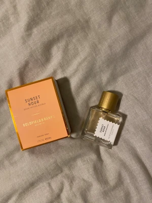 Goldfield & Banks Sunset Hour EDP - Säljer nu en G&B Sunset hour, en fin doft som tyvärr inte är till mig, ungefär 15ml kvar utav 50ml