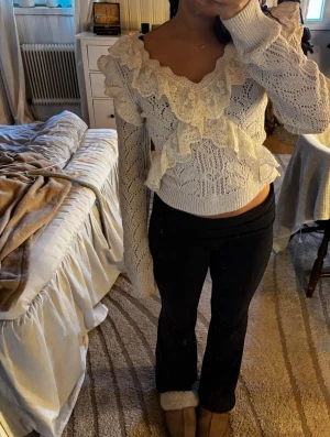 Vit stickad kofta med spetsvolanger - Supersöt tröja från Zara🤍🤍 