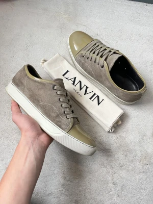 Lanvin cap toe - Lanvins med glans i en riktigt unik och fet modell! Fint skick inga defekter. Dustbag ingår. Uk8 passar 42/43. Kontakta mig för fler frågor och funderingar!