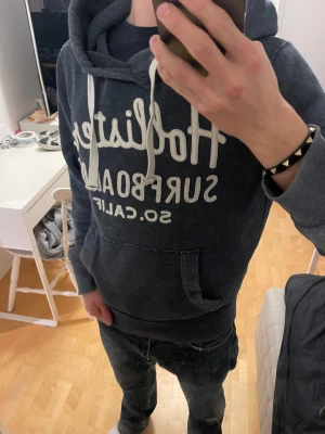 2000s Hollister hoodie (Sällsynt!) - Säljer nu denna sjukt snygga vintage 2000s hoodie från Hollister i perfekt skick😊 Passar perfekt i passformen och är perfekt nu runt höst och ❄️🤩Säljs ej längre och är ur en limiterad upplaga och är därför ovanlig och eftertraktad🙌 Skriv vid funderingar !📲