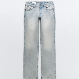 Ljusblå raka jeans med låg midja - Säljer mina raka lågmidjade jeans från Zara i storlek 34. Skitsnygga jeans som tyvärr inte passar längre. Jeansen har blivit lite slitna/missfärgade längst ner, men inte så mycket så inget som syns när man har dem på sig. Jeansen är inte använda supermånga gånger🩵🩵Köpta för 399kr, säljer för 159.