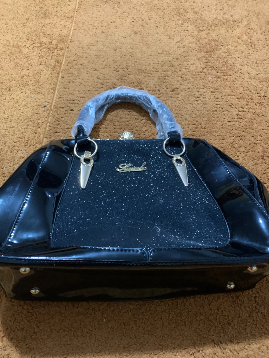 Svart glittrig handväska med gulddetaljer