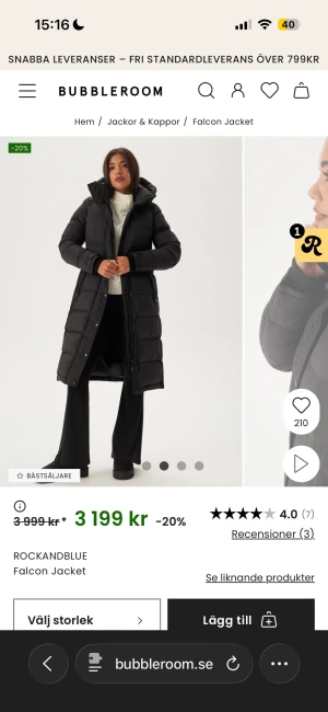 Svart lång dunjacka Rockandblue - Säljer en svart lång dunjacka från Rockandblue, modell Falcon Jacket. Jackan har hög krage, huva och dragkedja med knappar. Den är quiltad och har en clean, stilren look som är perfekt när det är kallt ute. Passformen är normal och jackan är tillverkad i polyester.