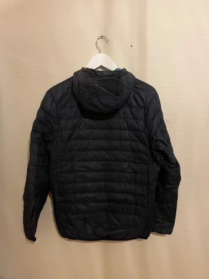 Mörkblå Henri Lloyd jacka  - Säljer denna sjukt snygga jackan från Henri Lloyd⭐️ Färgen är mörkblå och storleken är M✅ Den har inga defekter och skicket är utomordentligt🙌🤝 Sjukt najs passform och passar perfekt till hösten🍁🙌 Tveka inte på att höra av er dig vid minsta fråga eller fundering😊