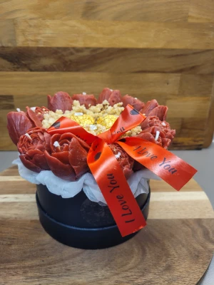 Ljus buketter - Bilderna visar en vacker bukett med röda blommor, Ferrero Rocher-choklad och ett rött band med texten 'I Love You'. Blommorna är gjorda av vax och dom är små doftande ljus. Kan göras i alla färger och dofter detta är en stl s på boxen. 