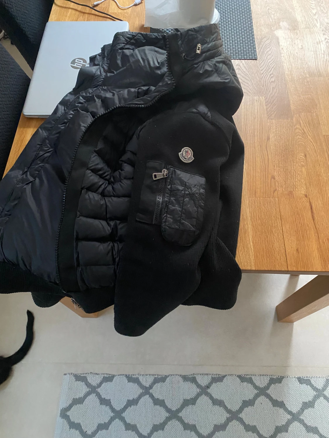 Svart Moncler pufferjacka med ficka - 1