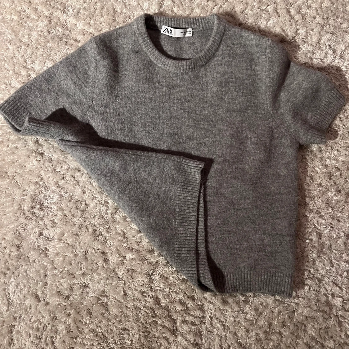 Stickad grå t-shirt  - 90