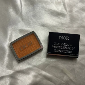 Dior Rosy Glow Rouge (004 CORAL) - Dior Rosy Glow rouge i färgen 004 coral, en puderrouge med naturlig glow-effekt. Kommer i en lyxig silverfärgad dosa med spegel och Dior-logga präglad i pudret, helt ny 