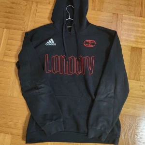 Adidas Hoodie  - Adidas Hoodie för män, Tröjan är i storlek M och i riktigt bra skick utan skador/slitningar. Väldigt bekväm rekommenderar starkt. PRIS KAN DISKUTERAS!