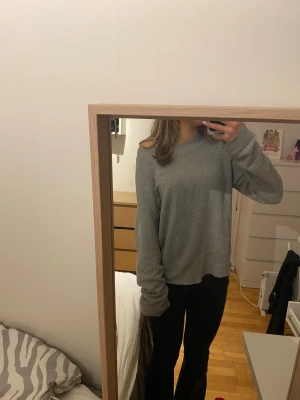 Grå stickad tröja Vero Moda S - Mysig grå stickad tröja från Vero Moda i storlek S. Den är använd ganska mycket, men fortrande fin💕