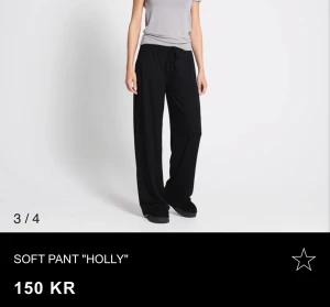 Svarta mjukisbyxor 157 Holly XS - Svarta mjukisbyxor från 157, modell Holly. Byxorna har en relaxed fit med vida ben och snörning i midjan för extra komfort. Perfekta för chill dagar eller när du vill ha en soft look. Tillverkade i mjukt material som känns skönt mot huden.