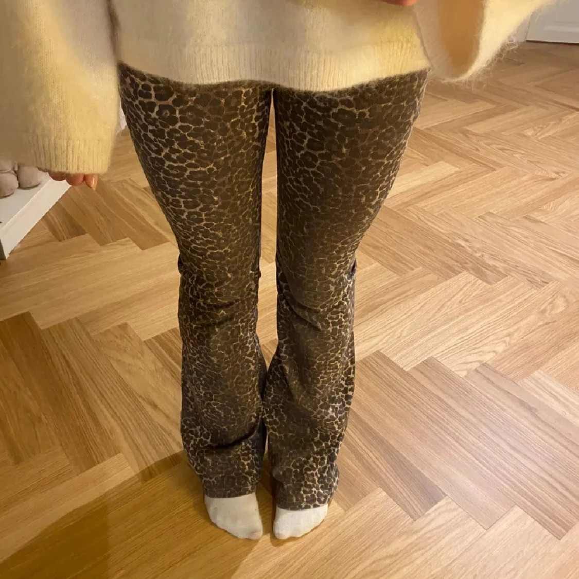 Leopardmönstrade bootcut byxor från Nelly
