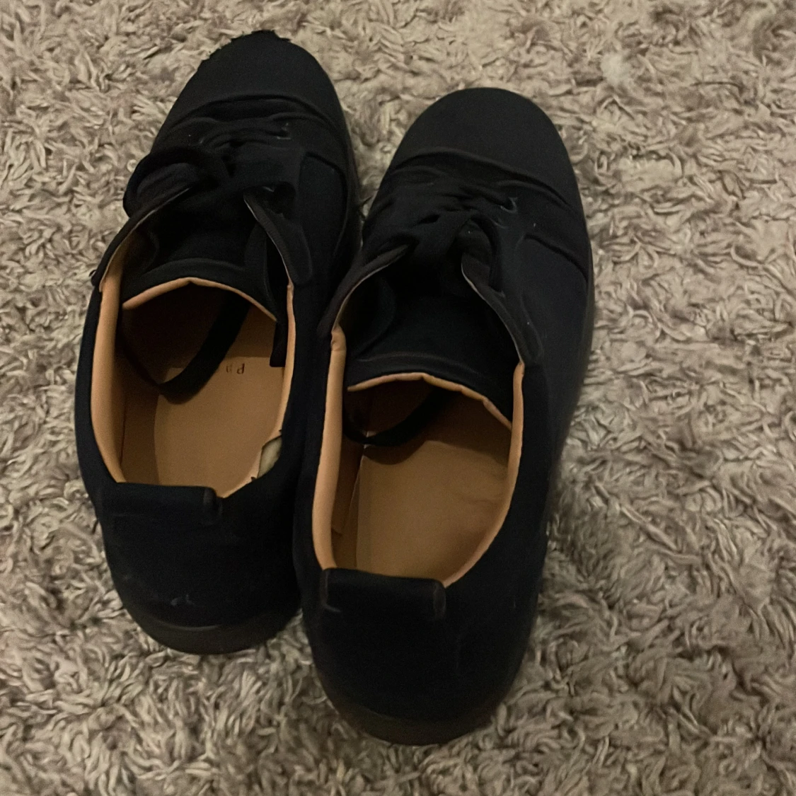 Marinblåa sneakers med röd sula - 1