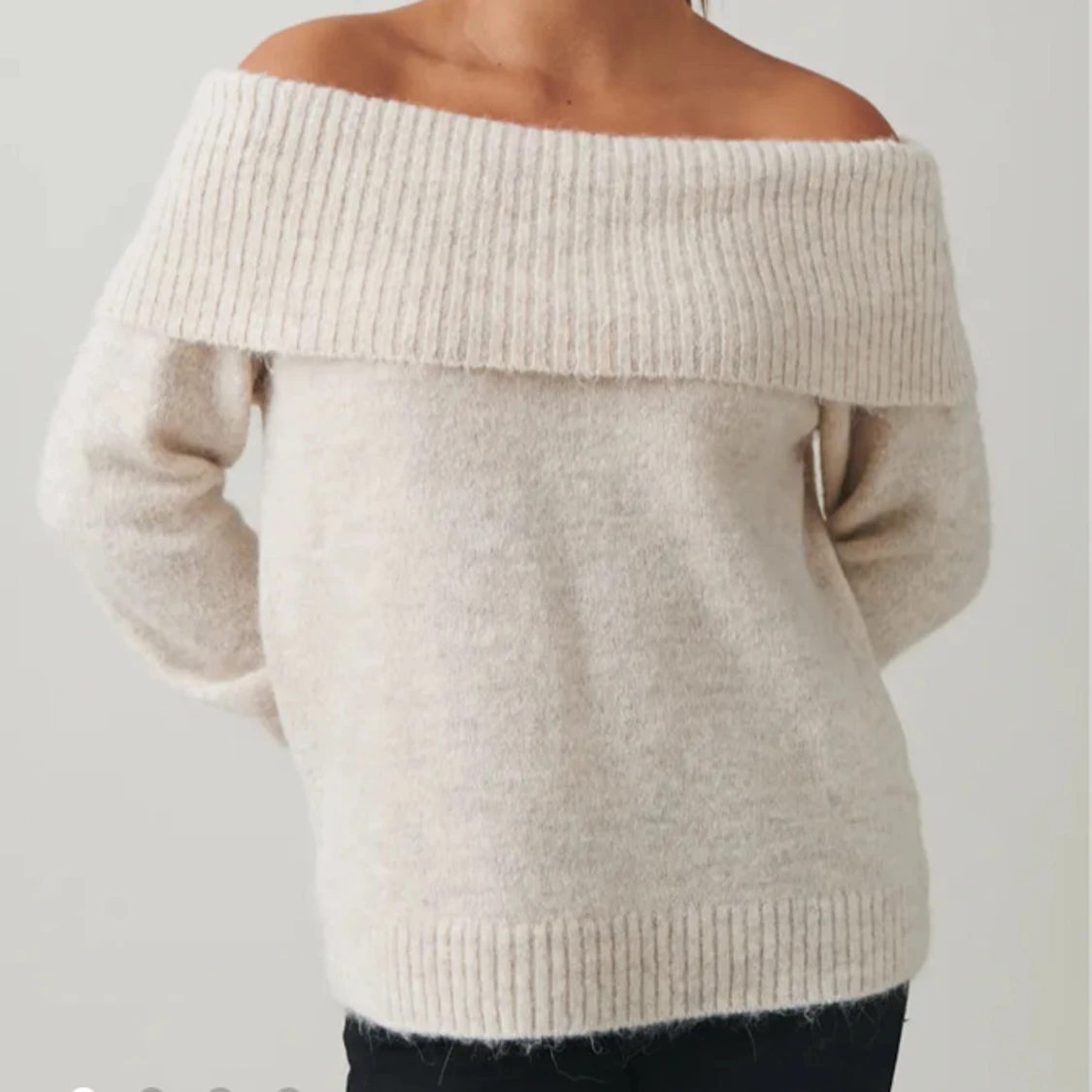 Beige offshoulder stickad tröja - 1