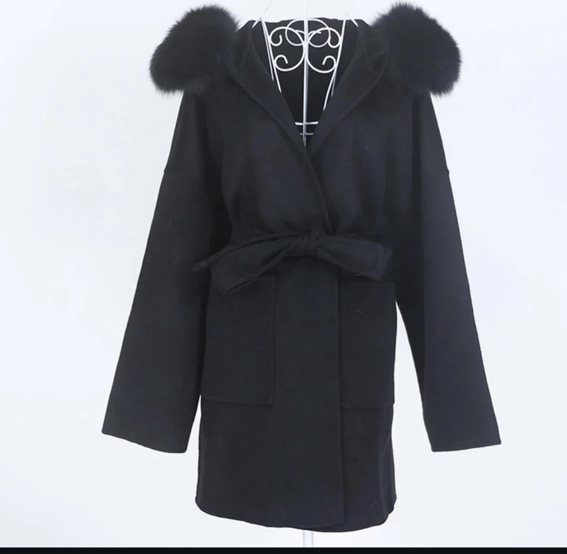 Svart kappa med päls och bälte