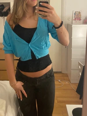 Blå bolero kofta - Super söt blå bolero kofta, i storlek 36/38💕