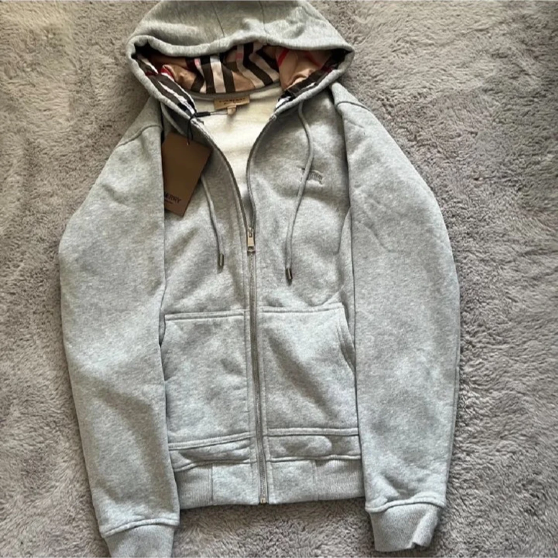 Grå Burberry hoodie med rutig insida - 1