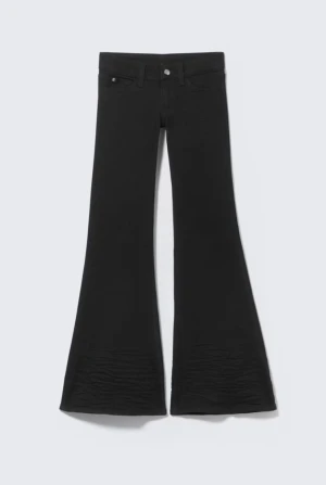 svarta cheap monday jeans med låg midja  - säljer ett par jätte snygga svarta lowwaist bootcut cheap monday jeans (köpta från weekday). Jag säljer pga att de har blivit för korta för mig, jag är ca 165cm. Fråga gärna för fler bilder osv, !!💞