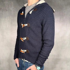 Stickad Cardigan med fodrad luva - - Fet & Unik Cardigan med fodrad luva — Storlek S — 10/10 - Helt ny med tags — Inkluderat - Cardigan — Modellen är 180cm, 65kg