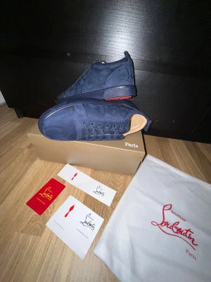 Mörkblåa Christian Louboutin skor - Snygga mörkblåa skor från Christian Louboutin med röd sula.                                                           Kom med bud!!