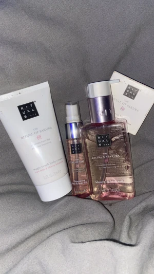 Rituals Sakura set - Rituals The Ritual of Sakura set. Ger en fräsch känsla och doftar ljuvligt. Body lotion, handtvål, body mist, handsprit och tvålbar.