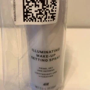 Illuminating Make-Up Setting Spray H&M - Fräsch och lätt make-up setting spray från H&M som ger glow och fixerar sminket. Kommer i en vit plastflaska med svart spraymunstycke, 75 ml. Perfekt för att primea, sätta och återfukta huden med en strålande finish.