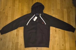 Ralph laurrn hoodie - Fett ralph lauren zip up hoodie, helt i nytt skick, storlek M men passar också S. Eftersom jag har M så sitter jälvligt bra på mig skulle också rekomdera S