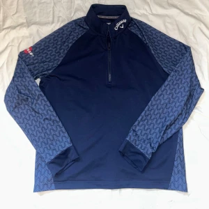 Mörkblå Callaway half zip tröja - Snygg mörkblå tröja från Callaway med halfzip. Tröjan är väldigt skön och passar perfekt till Golf stilen. Köpte tröjan i somras men intr används då jag inte spelar golf längre. ( ny skick )