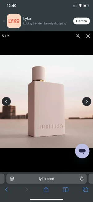 Burberry parfym i rosa flaska - Trendig parfym från Burberry i stilren, ljusrosa flaska. Perfekt för dig som vill ha en modern och fräsch känsla. Flaskan pryds av Burberrys logga. Inspirerad av jordgubbar och blommor enligt bild 100ml. Helt ny