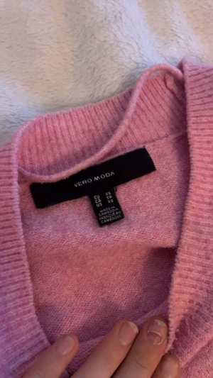Rosa stickad tröja från Vero Moda - Säljer en söt rosa stickad tröja från Vero Moda i storlek XS. Tröjan är väldigt mjuk men lite nopprig💕.