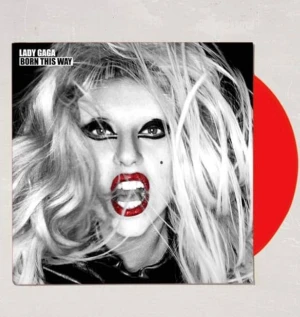 Born This Way / The Fame Monster - Två ikoniska album av Lady Gaga i snygg vinylutgåva! Perfekt för dig som älskar popmusik och vill ha något unikt i samlingen. Omslagen har coola svartvita porträtt och färgglada vinylskivor som sticker ut. Passar både fans och nya lyssnare som vill upptäcka modern pop.