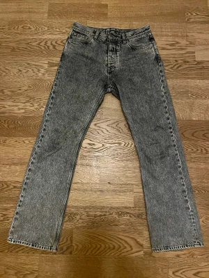 HOPE Rush Denim Gråa Jeans - HOPE Rush Denim gråa jeans, W28. Varsamt använda, som nya. Säljs pga minskad användning. Bara att höra av dig vid intresse, frågor eller önskan om fler bilder!