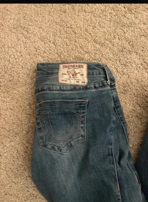True religion  - Säljer mina true religion jeans som är slutsålda på hemsidan, dom är i fint skick dock lite slitna längst ner, säljer för dom inte kommer till användning och dom är i storlek 26💗