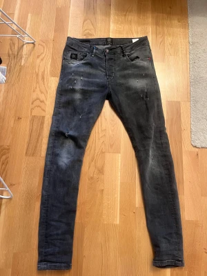 Elias Rumelis Jeans - Tja säljer dessa feta jeans från Elias rumelis i storlek 32. Jeansen har inga defekter och är skit feta. Vid fundering skriv ett pm!
