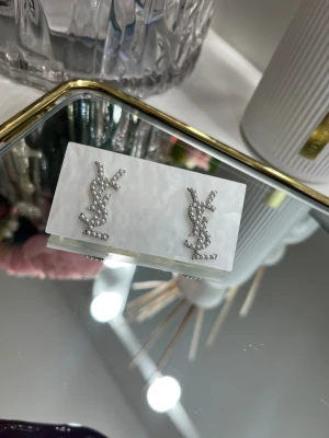 18k guldpläterade örhängen  - Snygga örhängen i silverfärg med små pärlor Perfekta för dig som vill ha en trendig detalj till din look. Örhängena är fina och eleganta 