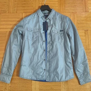 Trussardi Jacka, storlek M - Bomber jacka från varumärket Trussardi till salu, Helt ny jacka med taggen kvar. Jackan är i Storlek M och den är väldigt bekväm och passar till alla tillfällen.  PRIS KAN DISKUTERAS!