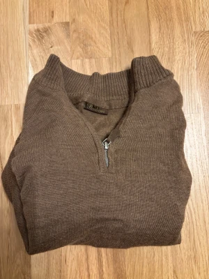 half zip från stenströms - Skön brun stickad half zip tröja från stenströms, nypris drygt 2000kr och den har 0 skador. hör av dig vid funderingar 