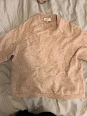 Beige tröja från other stories  - Storlek s, ser dock jättestor ut på bilden. Bra skick!