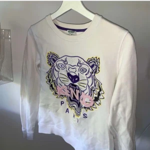 Kenzo tröja  - Vit äkta kenzo tröja i väldigt bra skick, inga defekter eller liknande, skriv privat för fler bilder 