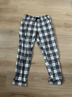 Rutiga pyjamasbyxor - Rutiga pyjamasbyxor. Lite noppriga på vissa ställen men annars i gott skick. Skönt material. Köp gärna bundle, vi kan komma överens om ett bra paketpris!