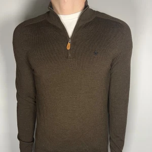 Morris halfzip - Säljer en riktigt snygg och trendig Morris halfzip i fint skick, storlek M, vid frågor är det bara att skriva //Gramenti