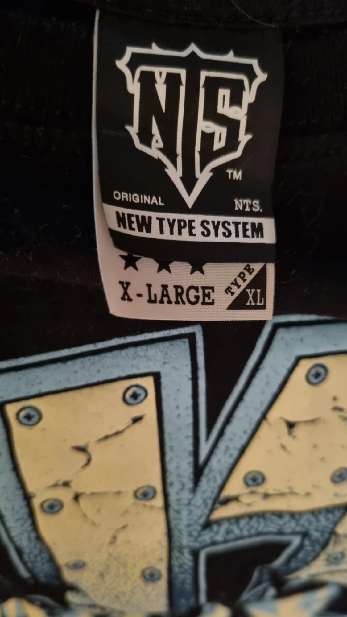 Svart KIZZ t-shirt från New Type System